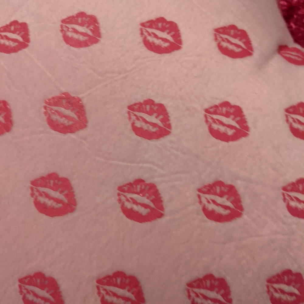 Playboy heart pillow with kisses - Picture 4 of 4